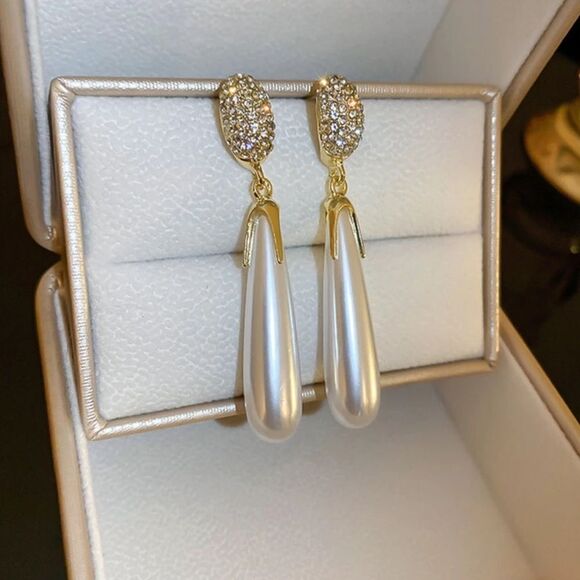 Anthropologie Jewelry - Elegant Gold and Pearl Drop Earrings R279